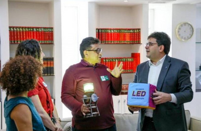 Vencedor do Prêmio Movimento Luz da Educação da TV Globo é recebido no Karnak